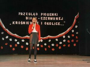 Na zdjęciu są dzieci na scenie śpiewające Piosenki Biało-Czerwonej &quot;Krośniewice i Okolice...&quot;