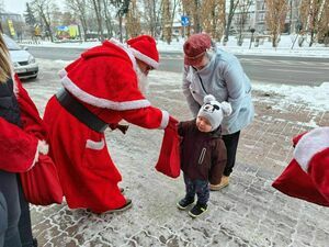 Rozdawanie słodkości przez Mikołajów!