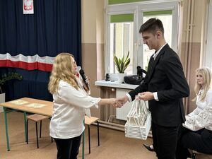 Ślubowanie klasy pierwszej w Liceum Ogólnokształcącym w Krośniewicach