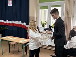 Ślubowanie klasy pierwszej w Liceum Ogólnokształcącym w Krośniewicach