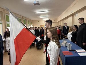 Ślubowanie klasy pierwszej w Liceum Ogólnokształcącym w Krośniewicach