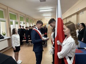 Ślubowanie klasy pierwszej w Liceum Ogólnokształcącym w Krośniewicach