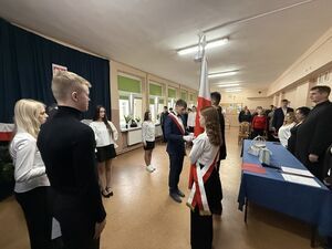 Ślubowanie klasy pierwszej w Liceum Ogólnokształcącym w Krośniewicach