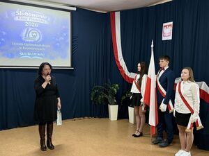 Ślubowanie klasy pierwszej w Liceum Ogólnokształcącym w Krośniewicach