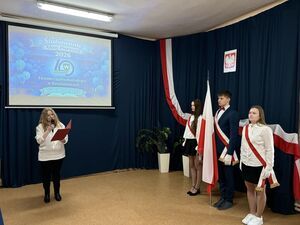 Ślubowanie klasy pierwszej w Liceum Ogólnokształcącym w Krośniewicach