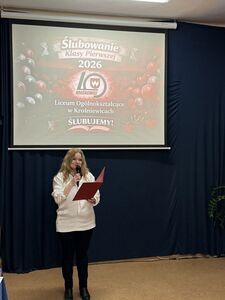 Ślubowanie klasy pierwszej w Liceum Ogólnokształcącym w Krośniewicach