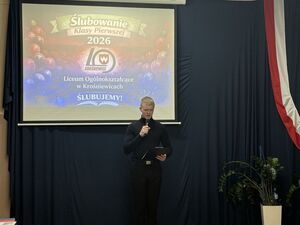 Ślubowanie klasy pierwszej w Liceum Ogólnokształcącym w Krośniewicach