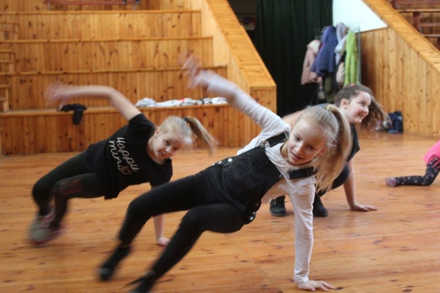 
                                                       Feryjne Zajęcia Taneczne - Disco Dance w Domu Kultury
                                                