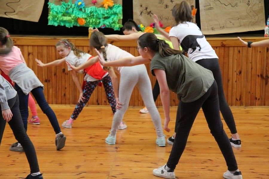 
                                                       Czwartkowe zajęcia taneczne dla młodzieży w Domu Kultury w Markuszowie
                                                