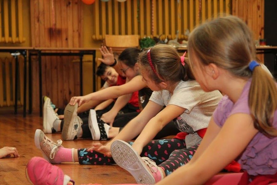 
                                                       Czwartkowe zajęcia taneczne dla młodzieży w Domu Kultury w Markuszowie
                                                