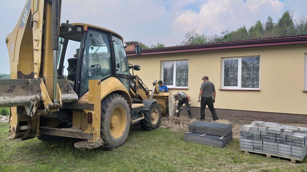
                                                    Prace przy domach ludowych (na zdjęciu Kaleń), modernizacja boiska w Markuszowie.
                                                