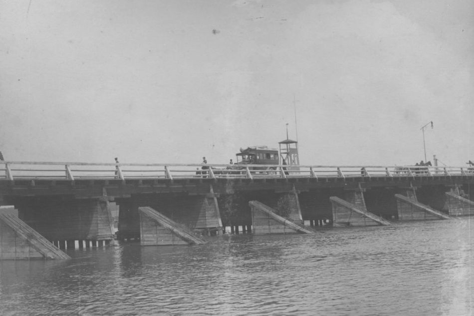 [MK/H/1695/008] Drewniany most na rzece Wieprz. Krasnystaw, lata 1914 - 1915.
