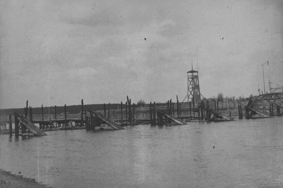 [MK/H/1695/010] Spalony most podczas działań wojennych na rzece Wieprz. Krasnystaw, 1914 r.
