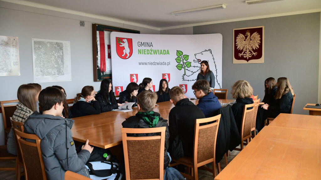 Uczniowie ze Szkoły Podstawowej w Pałecznicy z wizytą w Urzędzie Gminy Niedźwiada