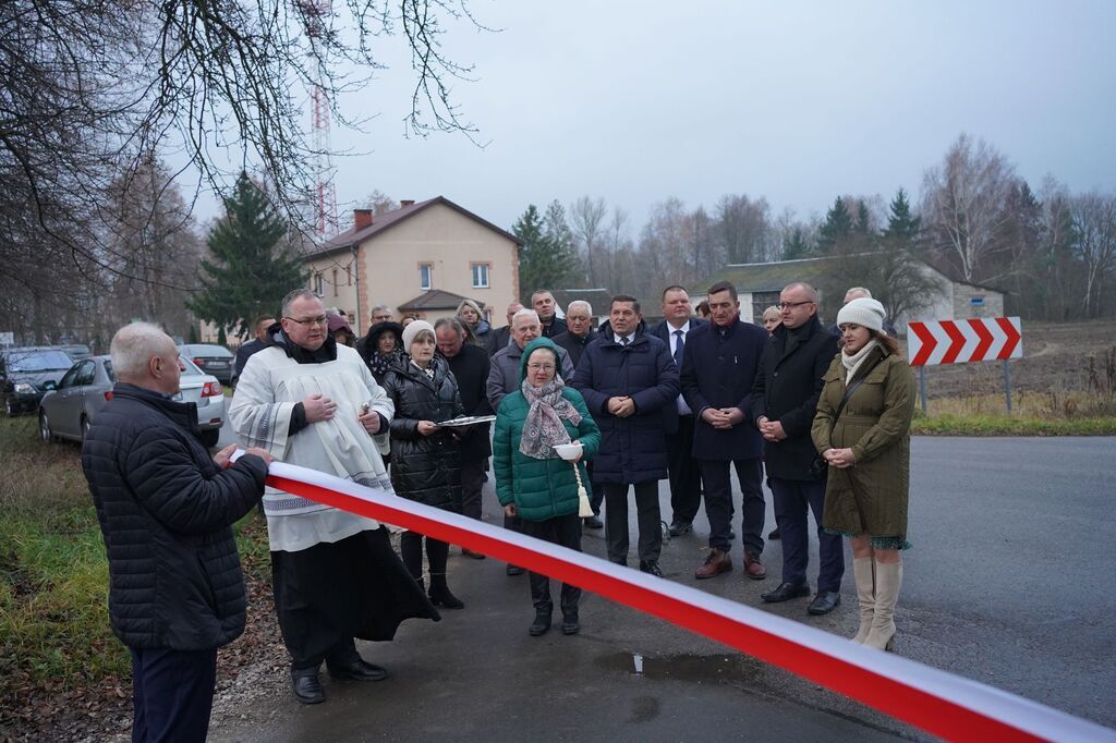 Otwarcie zmodernizowanej świetlicy wiejskiej oraz drogi gminnej nr G103512L(Lipowej) w Zabielu.