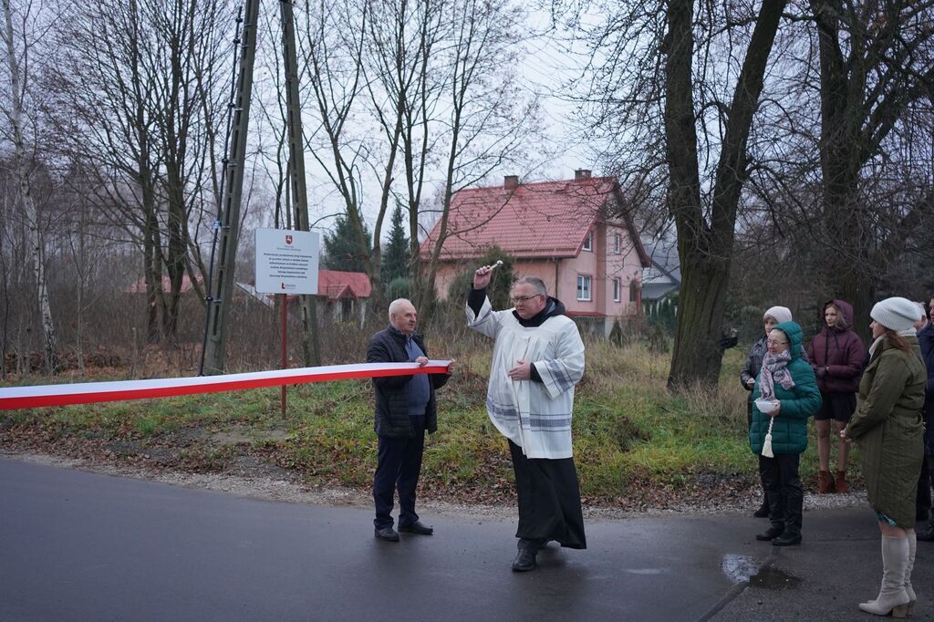 Otwarcie zmodernizowanej świetlicy wiejskiej oraz drogi gminnej nr G103512L(Lipowej) w Zabielu.