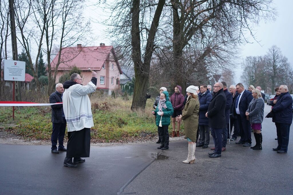 Otwarcie zmodernizowanej świetlicy wiejskiej oraz drogi gminnej nr G103512L(Lipowej) w Zabielu.