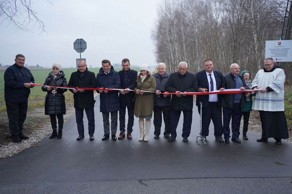 Otwarcie zmodernizowanej świetlicy wiejskiej oraz drogi gminnej nr G103512L(Lipowej) w Zabielu.