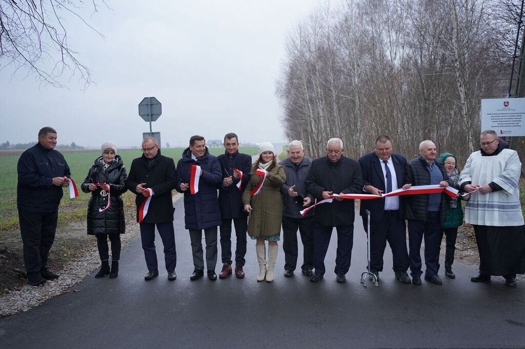 Otwarcie zmodernizowanej świetlicy wiejskiej oraz drogi gminnej nr G103512L(Lipowej) w Zabielu.