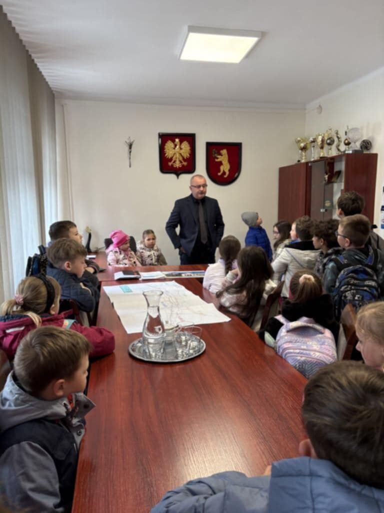 Wizyta uczniów ze Szkoły Podstawowej w Brzeźnicy Książęcej w Urzędzie Gminy Niedźwiada
