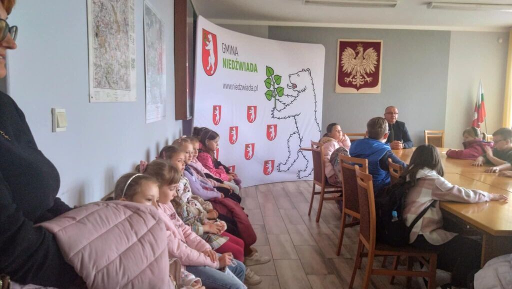 Wizyta uczniów ze Szkoły Podstawowej w Brzeźnicy Książęcej w Urzędzie Gminy Niedźwiada