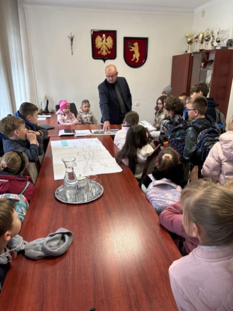 Wizyta uczniów ze Szkoły Podstawowej w Brzeźnicy Książęcej w Urzędzie Gminy Niedźwiada