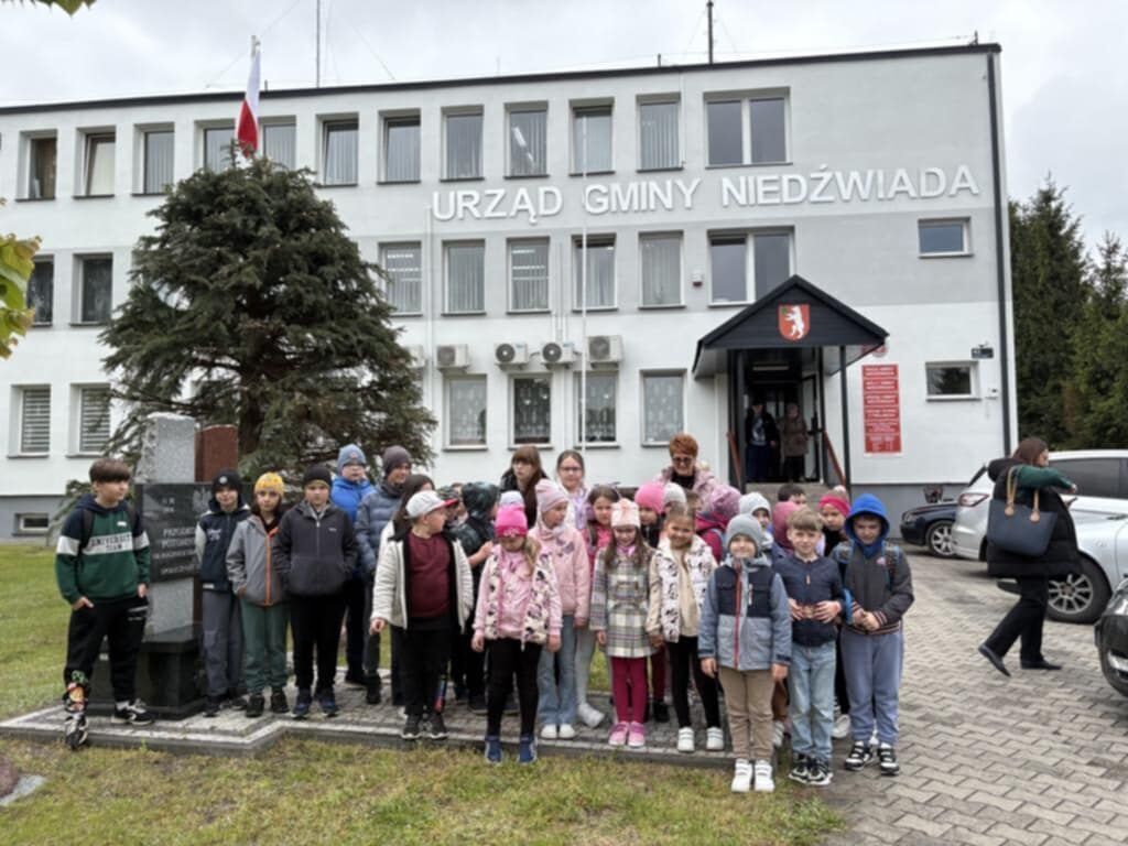 Wizyta uczniów ze Szkoły Podstawowej w Brzeźnicy Książęcej w Urzędzie Gminy Niedźwiada