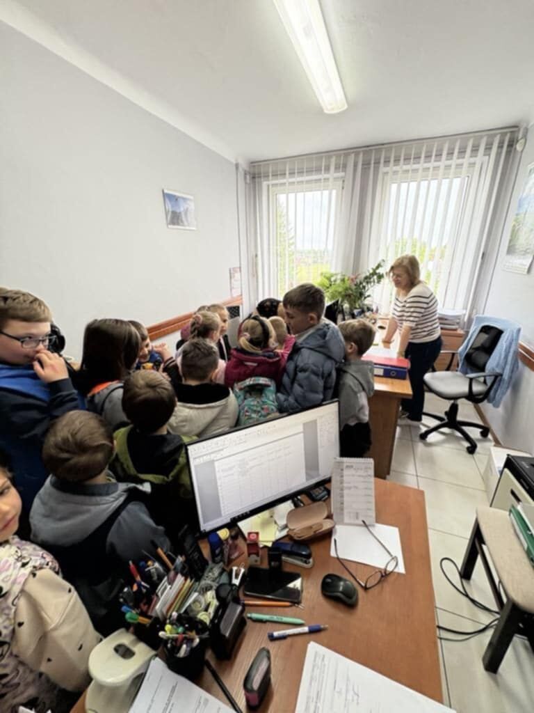 Wizyta uczniów ze Szkoły Podstawowej w Brzeźnicy Książęcej w Urzędzie Gminy Niedźwiada