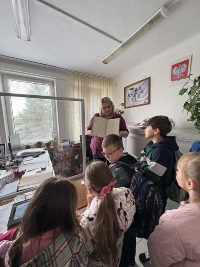 Wizyta uczniów ze Szkoły Podstawowej w Brzeźnicy Książęcej w Urzędzie Gminy Niedźwiada