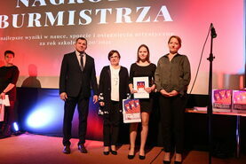 Wręczenie Nagród Burmistrza dla uczniów, którzy osiągnęli wysokie wyniki w nauce, wysokie osiągnięcia artystyczne i sportowe w roku szkolnym 2020/2021. 
