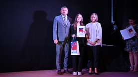 Wręczenie Nagród Burmistrza dla uczniów, którzy osiągnęli wysokie wyniki w nauce, wysokie osiągnięcia artystyczne i sportowe w roku szkolnym 2021/2022.