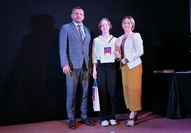 Wręczenie Nagród Burmistrza dla uczniów, którzy osiągnęli wysokie wyniki w nauce, wysokie osiągnięcia artystyczne i sportowe w roku szkolnym 2021/2022.
