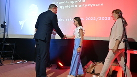 Wręczenie Nagród Burmistrza dla uczniów, którzy osiągnęli wysokie wyniki w nauce, wysokie osiągnięcia artystyczne i sportowe w roku szkolnym 2022/2023.