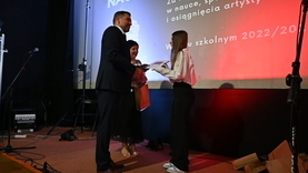 Wręczenie Nagród Burmistrza dla uczniów, którzy osiągnęli wysokie wyniki w nauce, wysokie osiągnięcia artystyczne i sportowe w roku szkolnym 2022/2023.