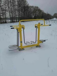 Urządzenie siłowe zakupione do siłowni napowietrznej w Dylowie A.
Żółte urządzenie siłowni napowietrznej w scenerii zimowej.