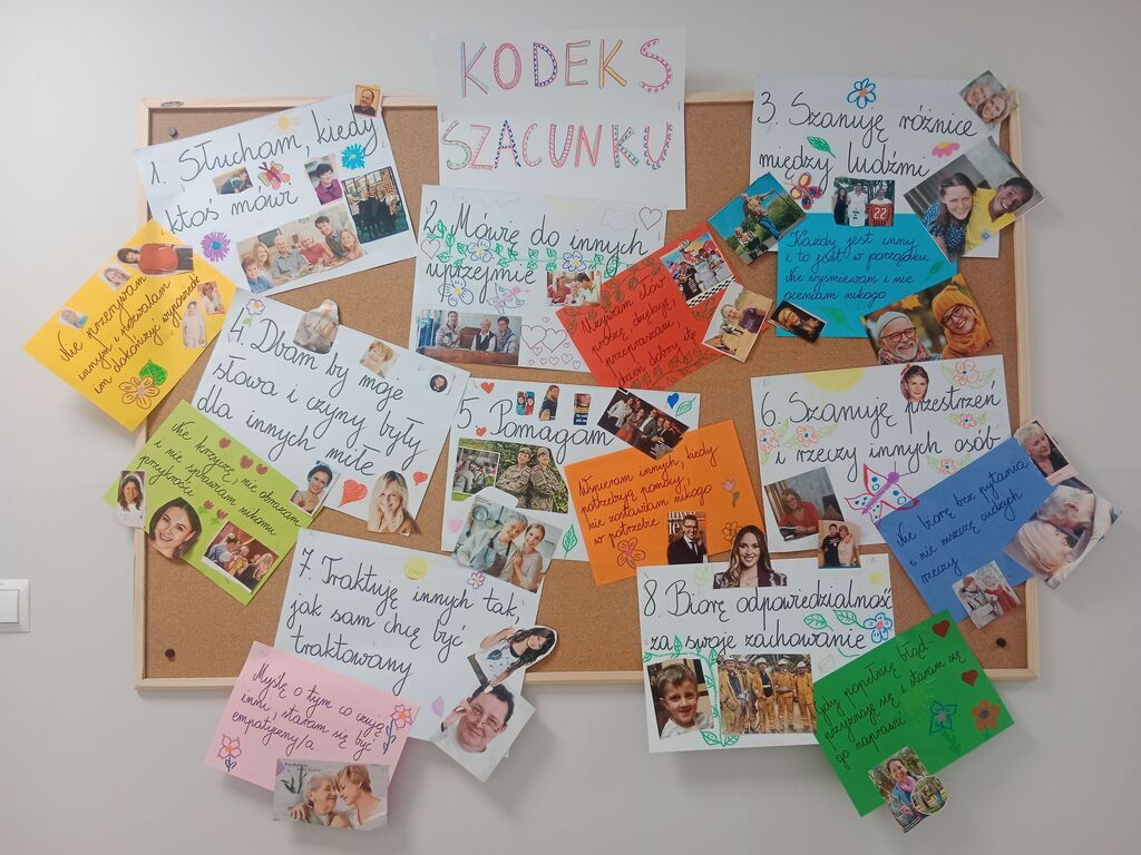 
                                                    ```markdown
Na zdjęciu widać tablicę korkową, na której znajdują się kolorowe plakaty i zdjęcia. Plakaty dotyczą zasad szacunku, jak: słuchanie innych, okazywanie pomocy, szanowanie różnic i szanowanie dziedzictw.
```
                                                