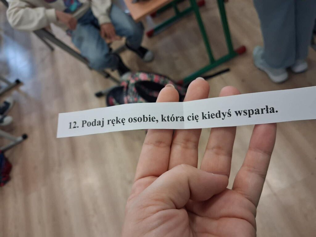 
                                                    Na zdjęciu widać rękę trzymającą karteczkę z napisem 
