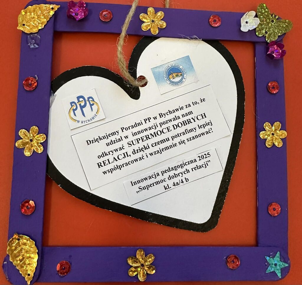 
                                                    Kolorowa ramka ozdobiona kwiatami i cekinami, w środku biała kartka w kształcie serca z podziękowaniami dla Poradni PP w Bychawie za udział w Wyzwania 2: „Szanuję innych – to moja supermoc”.
                                                