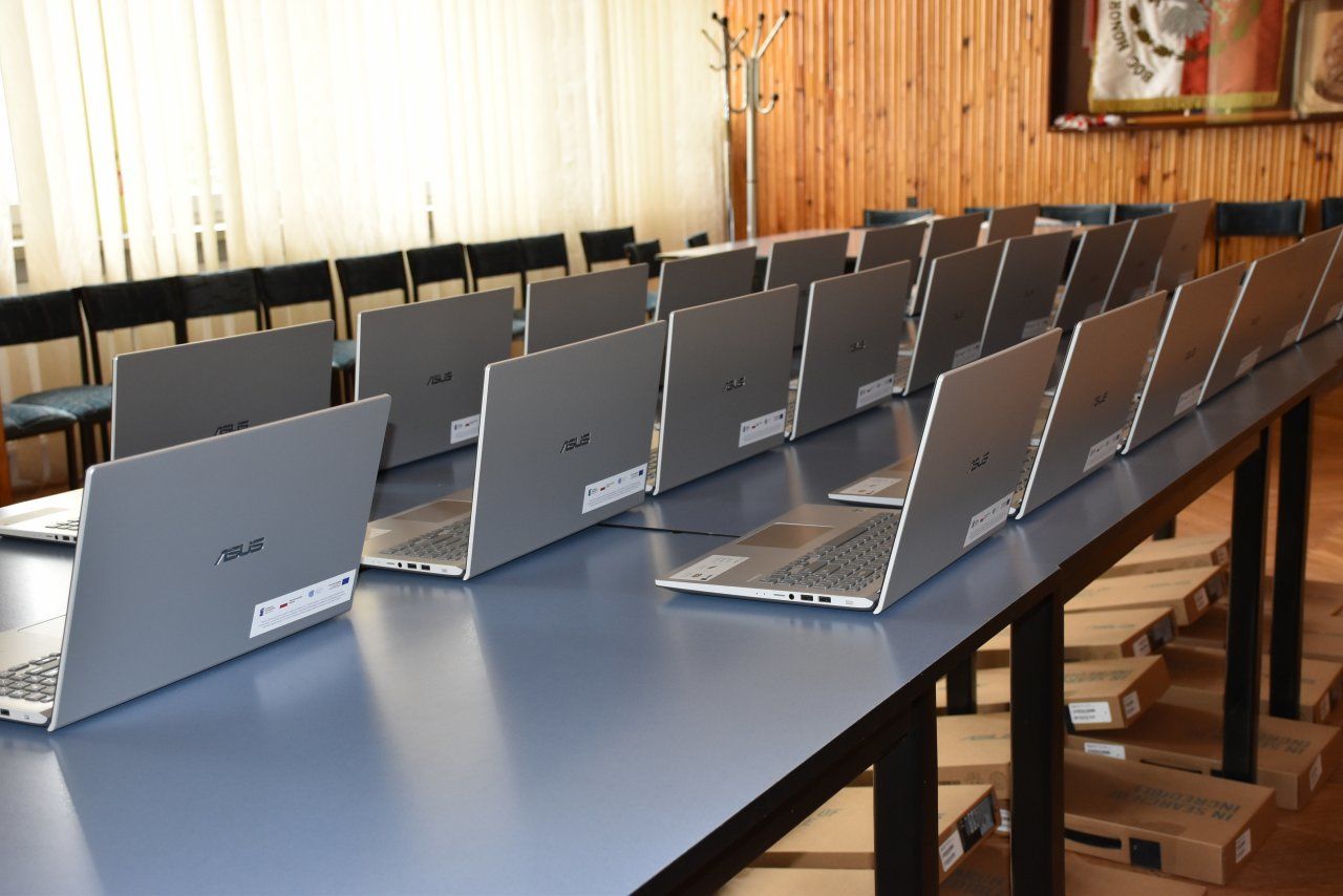 Są już laptopy dla uczniów z programu 