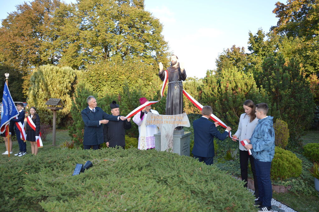 W sobotę 4 października Szkoła Podstawowa w Lipinach Dolnych obchodziła jubileusz 20-lecia nadania jej imienia św. Franciszka z Asyżu