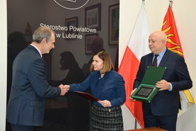 Zarząd Fundacji na rzecz seniorów BONUM VITAE nagrodził Powiat Lubelski.
