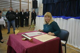 podpisanie aktu erekcyjnego - Dyrektor Wydziału Inwestycji i Funduszy Pomocowych Małgorzata Kotarsk
