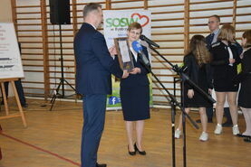 wręczenie dyplomu za zasługi dla dyrektora SOSW w Bystrzycy Bożeny Filipek