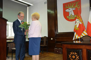 Zofia Sieńko wręcza kwiaty Staroście Lubelskiemu Zdzisławowi Antoniowi 