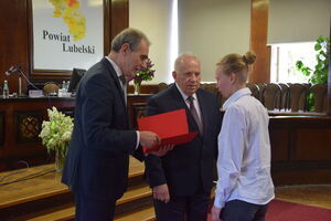 Na wczorajszej Sesji Rady Powiatu wręczone zostały Stypendia Starosty Lubelskiego za I semestr roku szkolnego 2023/2024 roku.