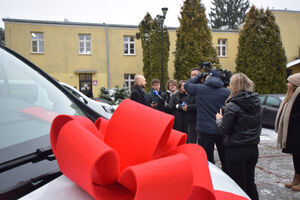 Przekazanie dwóch samochodów dostosowanych do przewozu osób niepełnosprawnych