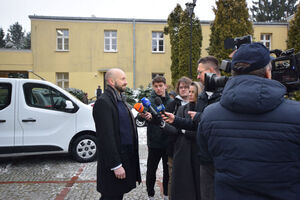 Przekazanie dwóch samochodów dostosowanych do przewozu osób niepełnosprawnych