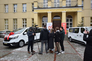 Przekazanie dwóch samochodów dostosowanych do przewozu osób niepełnosprawnych