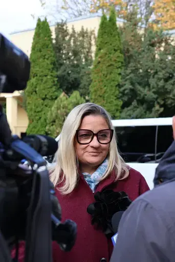 Przekazanie białego busa Renault Trafic z czerwoną kokardą przed budynkiem Starostwa Powiatowego w Lublinie: winda w tylnych drzwiach, wywiady dla telewizji, wspólne zdjęcia z podopiecznymi i spotkanie przy stole w sali.
