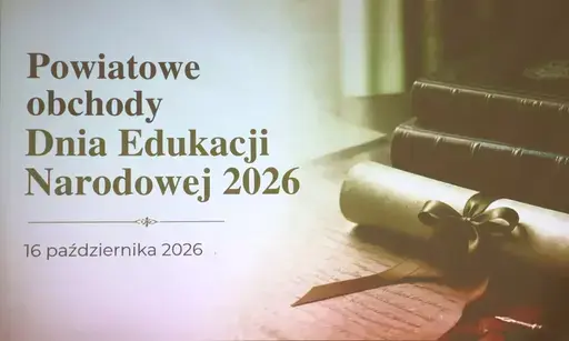 Obchody Powiatowego Dnia Edukacji Narodowej w sali gimnastycznej szkoły w Bełżycach: wystąpienia przy mównicy, wręczanie dyplomów i upominków nauczycielom oraz uczniom, goście na widowni, poczet sztandarowy i występ muzyczny uczniów.